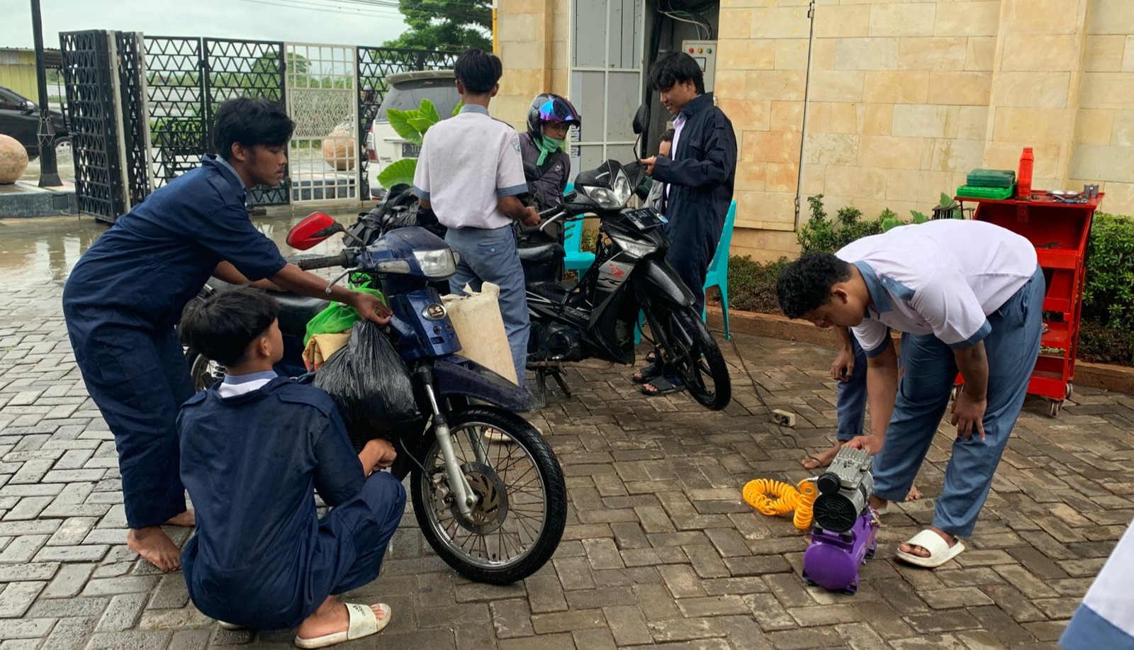 Siswa TSM SMK NU 1 Karanggeneng Bantu Perbaikan Sepeda Motor Warga Terdampak Banjir